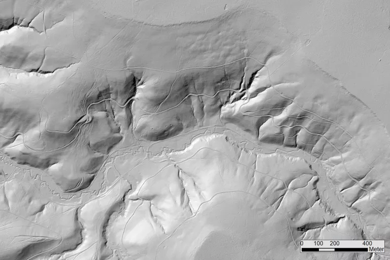 Ein mit verschiedenen Grautönen dargestelltes Geländerelief zeigt ein in eine Hochfläche eingetieftes gewundenes Tal mit kleinen Seitentälchen.