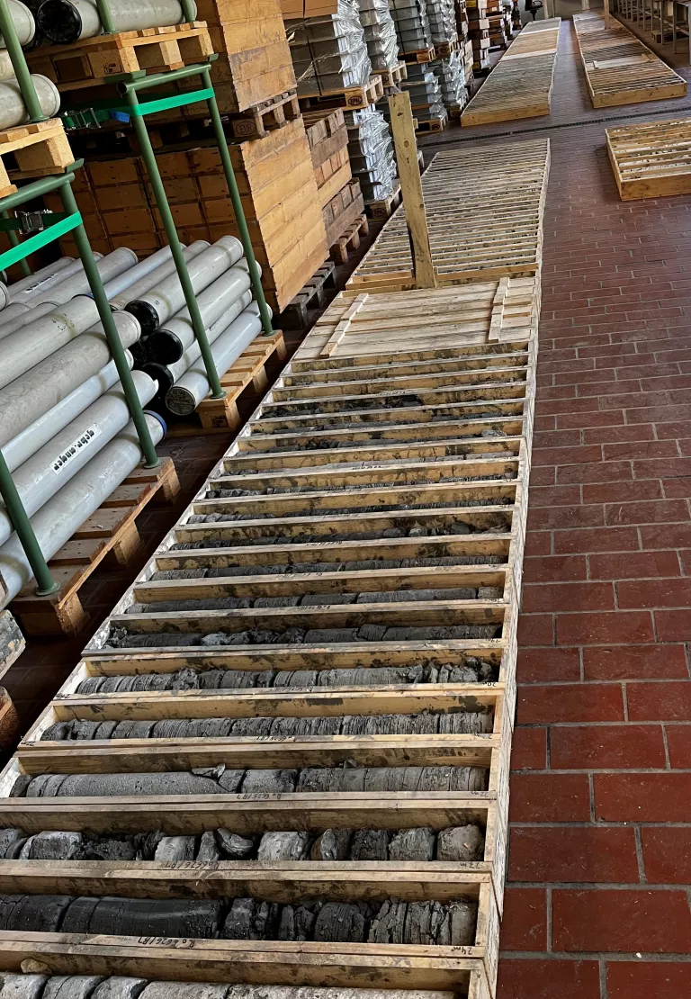 Auslage mehrerer Kernkisten einer Kernbohrung im Bohrkernarchiv in einem Bohrkernlager