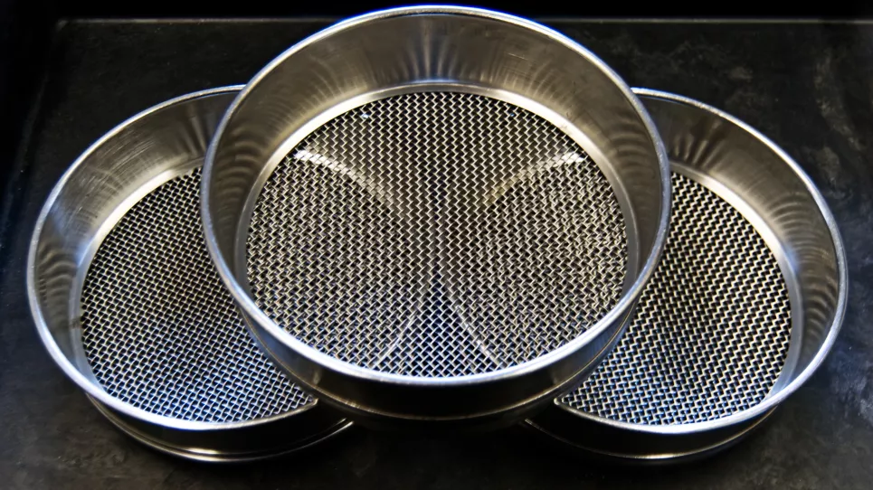Es sind drei Metallsiebe unterschiedlicher Maschenweite dargestellt. Die Siebe dienen insbesondere für nichtbindiges Lockermaterial (v. a. Sand) zur Bestimmung des Siebkorns. Die Korngrößenverteilung in Böden und Lockergesteinen lässt sich mit dieser Methode bestimmen.
